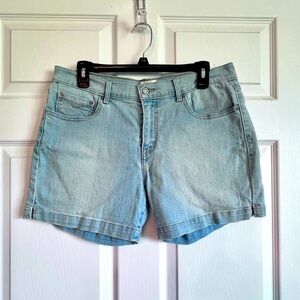 🥳‎ 5/$25 Levi’s 515 Women’s Light Blue Wash 5” Mid Rise 5 Pocket Denim Short 10
